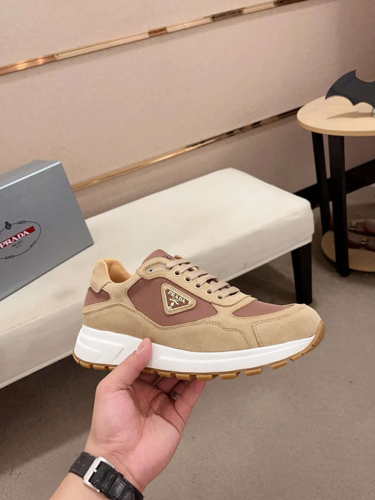 Men's Men's Shoes 💰 580💰 ✔️✔️✔️High-quality new PRADA (Prada) counters are launched simultaneously. The new men's shoes and 😘fabric are made of selected first-layer cowhide and technological glue-spraying technology. Lining: Full cowhide lining. 👍🏿High-end☄️Open-molded non-slip rubber outsole, exquisite lines, simple and elegant, comfortable and high-end for leisure travel. Code number: 38 to 44 (can be customized to 45, non-refundable!